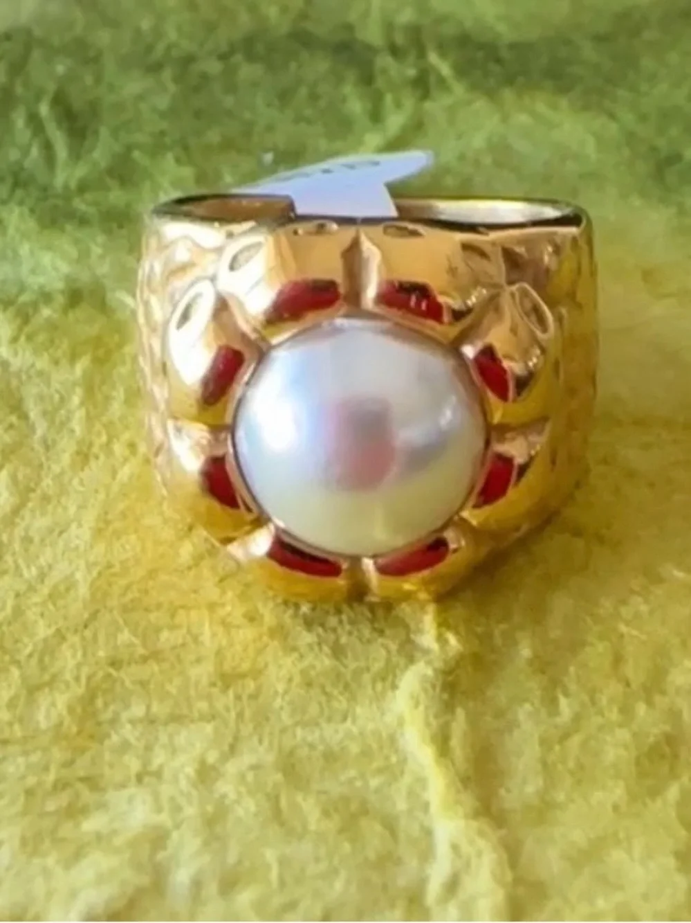 Elegant Gold and Pearl Ring